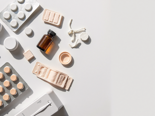 各种营养保健品整齐摆放，包括维生素、钙片、蛋白粉等健康营养补充品